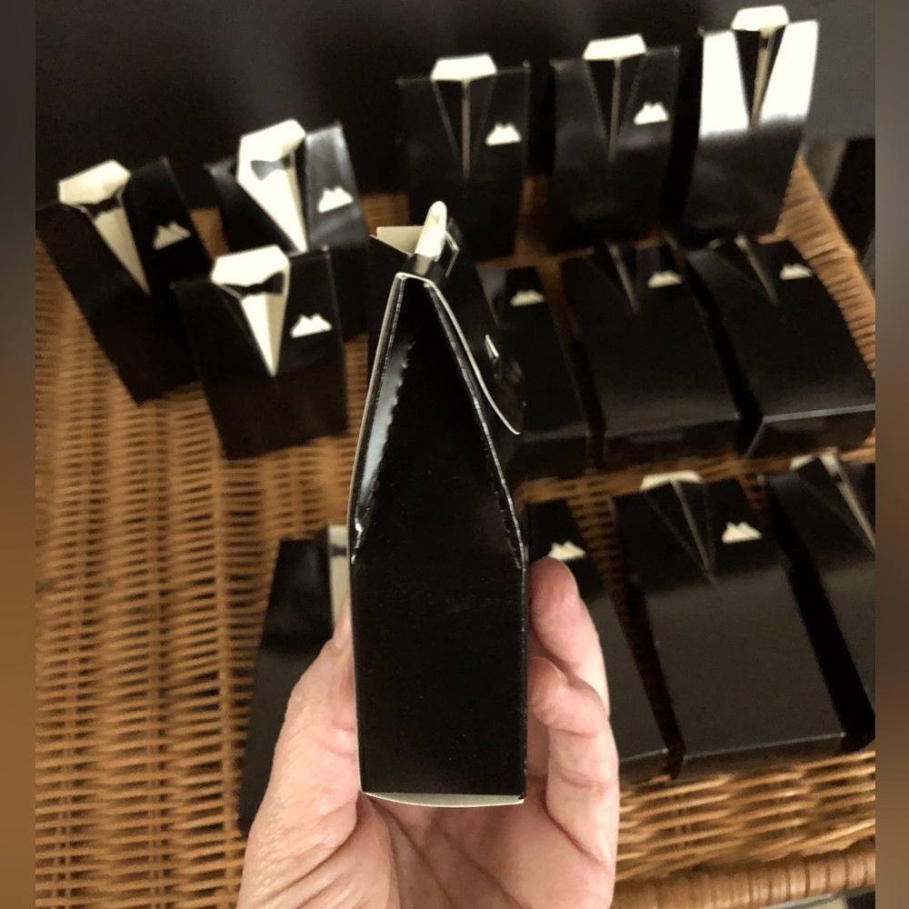 Tuxedo favor boxes - Picture 5 of 11
